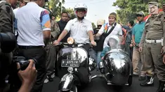Gubernur DKI Jakarta Anies Baswedan mengendarai Vespa saat mengikuti konvoi Jakarta Karnaval (Jakarnaval) 2018 di Jalan Medan Merdeka Selatan, Jakarta, Minggu (8/7). Karnaval digelar dalam rangka HUT ke-491 DKI Jakarta. (Merdeka.com/Iqbal S Nugroho)