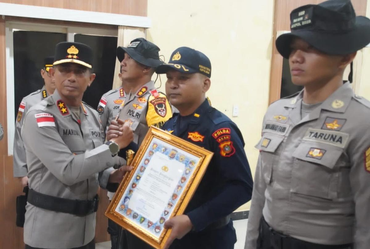FOTO: Kapolda Aceh Berikan Penghargaan kepada Personel Polri dan Taruna Akpol