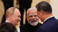 Presiden Rusia Vladimir Putin, Perdana Menteri India Narendra Modi, dan Presiden China Xi Jinping berbincang menjelang KTT SCO di Tianjin, China, Senin, 1 September 2025. (Suo Takekuma/Pool Photo via AP)