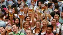 Para wanita cantik menikmati minuman bir dengan para pengunjung di festival minum bir tahunan yang ke-183 di Munich, Jerman, Sabtu (17/9). (REUTERS/Michaela Rehle)