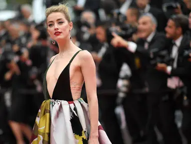 Aktris AS Amber Heard berpose saat tiba dalam pemutaran film "Sorry Angel (Plaire, Aimer et Courir Vite)" pada Festival Film Cannes ke-71 di Cannes, Prancis (10/5). Amber Heard tampil seksi saat menghadiri festival fim tersebut. (AFP Photo/Loic Venance)