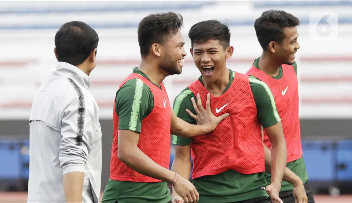 Pemain Timnas Indonesia U-22, Saddil Ramdani dan Firza Andika, becanda saat latihan di Stadion Rizal Memorial, Manila, Senin (25/11/2019). Latihan ini persiapan jelang laga SEA Games 2019 melawan Thailand. (Bola.com/M Iqbal Ichsan)