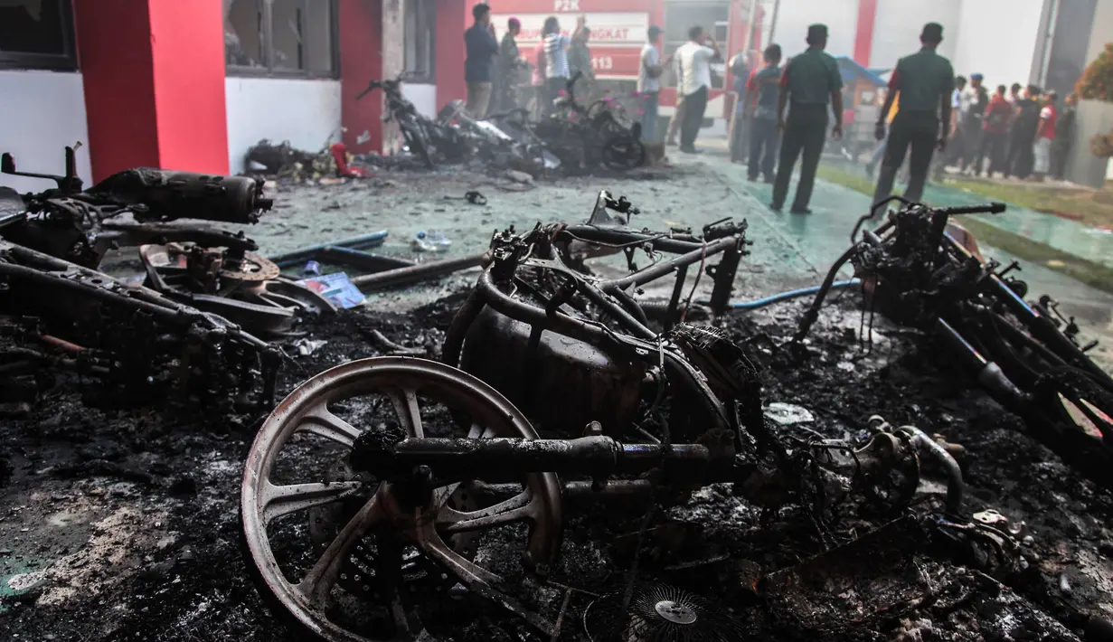 Petugas Lapas Narkotika Kelas III Langkat memeriksa kerusakan setelah kerusuhan di Langkat, Sumatera Utara, Kamis (16/5/2019). Akibat peristiwa kerusuhan yang dilakukan para narapidana di Lapas itu mengakibatkan tiga mobil petugas rusak terbakar dan ratus