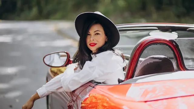 perempuan naik mobil