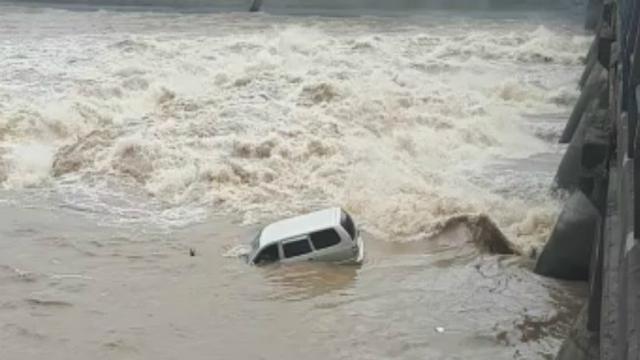 Mobil Terjebur di Sungai Brantas