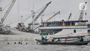 Anak-anak saat berenang di pesisir kawasan Muara Baru, Jakarta, Rabu (19/1/2022). Badan Pusat Statistik (BPS) mencatat angka kemiskinan di Indonesia turun menjadi 26,5 juta orang per September 2021 dari sebelumnya mencapai 27,54 juta orang pada Maret 2021. (merdeka.com/Iqbal S Nugroho)