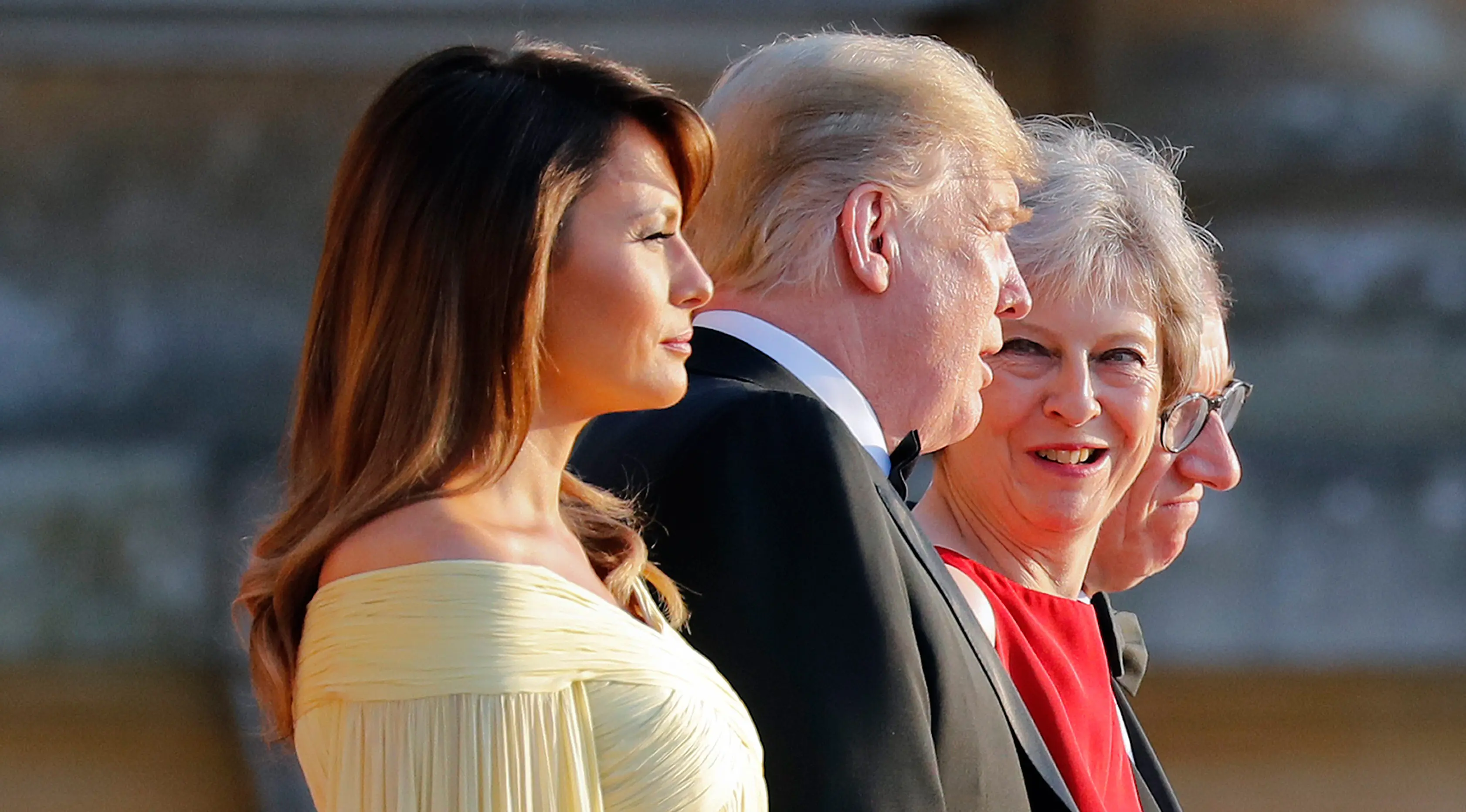 Presiden AS Donald Trump dan Melania Trump  menghadiri acara makan malam di Bleinheim Palace, Inggris, Kamis (12/7). Gaun rancangan J Mendel itu disebutkan memiliki harga sekitar 5000 Euro atau kurang lebih Rp83,6 juta. (AP/Pablo Martinez Monsivais)