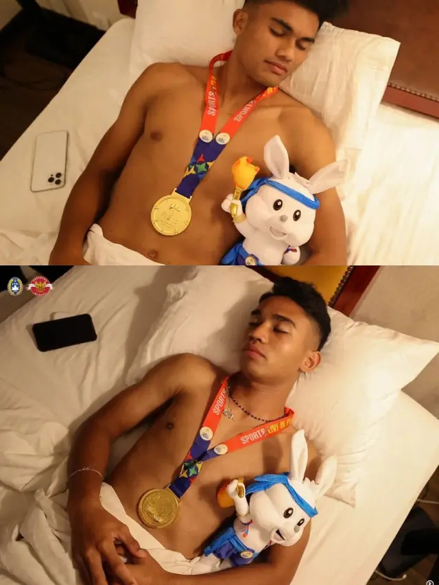 Pemain Timnas Indonesia U-22 tidur bersama medali emas SEA Games 2023. (Foto: Instagram PSSI)