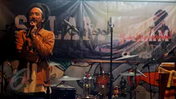 Duta Reggae Indonesia, Ras Muhamad tampil membawakan single Salam saat peluncuran album terbarunya di kawasan Kemang, Jakarta, Selasa (9/6/2015). Album yang berisi 16 lagu itu melibatkan banyak musikus reggae internasional. (Liputan6.com/Faisal R Syam)