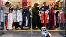 Seekor anjing menunggu di luar toko selama Boxing Day di Edinburgh, Rabu (26/12). Pada Boxing Day ini, hampir semua toko yang memberikan pesta diskon diserbu para pembeli dan terjadi antrean panjang.  (Jane Barlow//PA via AP)