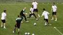 Gelandang timnas Austria, Florian Grillitsch dan rekannya setim lainnya menendang bola saat latihan di Johan Cruyff ArenA di Amsterdam, Rabu (16/6/2021). Belanda akan berhadapan dengan Austria di matchday ke-2 Grup C Euro 2020 pada Jumat (18/6/2021) dinihari. (Koen van Weel/Pool via AP)