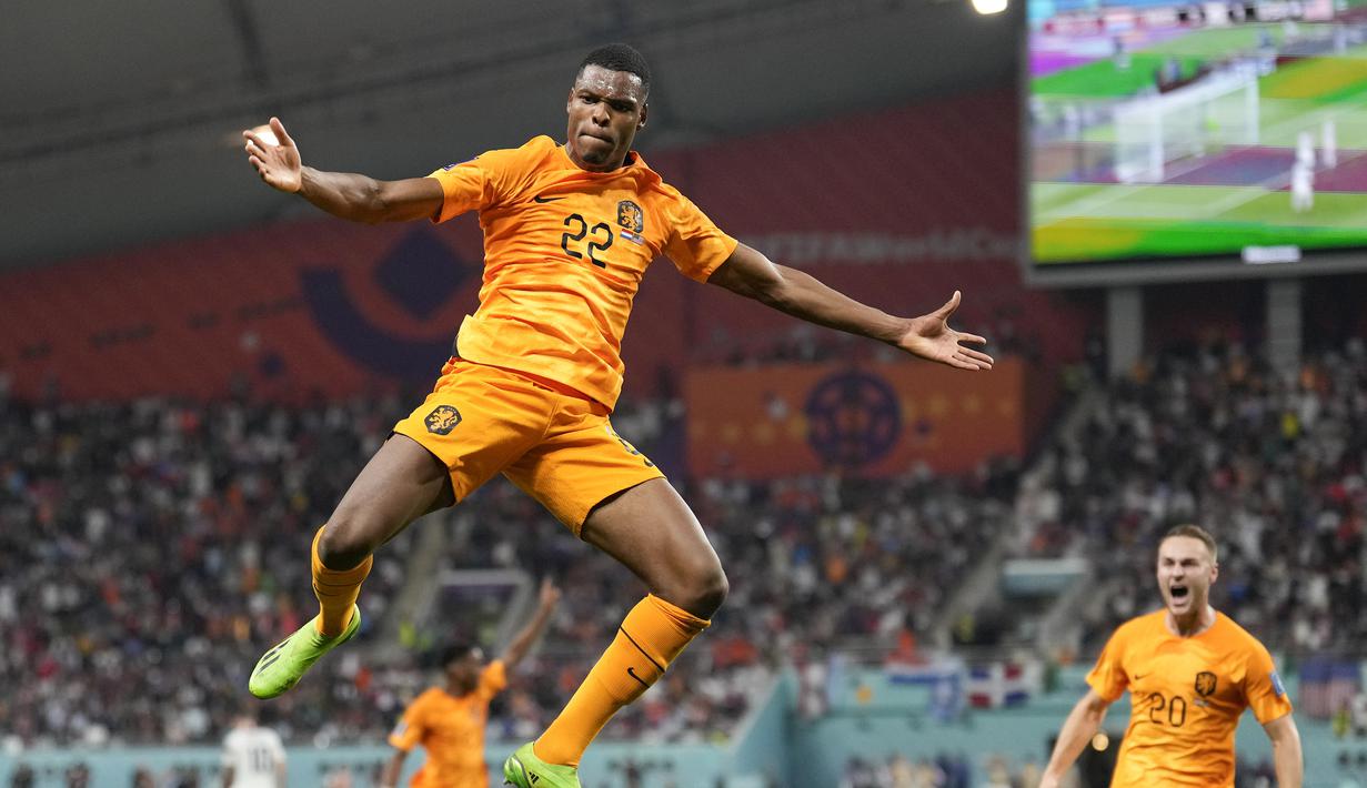 Namun hanya berjarak lima menit, Belanda kembali menjauh 3-1 melalui gol Denzel Dumfries. Gelandang milik Inter Milan tersebut berhasil memanfaatkan umpan matang yang dilepaskan Daley Blind. (AP/Ashley Landis)