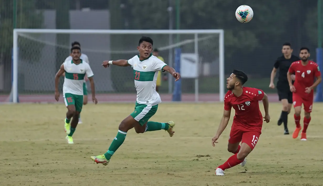 Timnas Afghanistan memulai pertandingan dengan menguasai bola. Mereka mencoba memperlebar area permainan dengan mengirim bola ke sisi sayap dalam melakukan serangan. Namun, peluang pertama justru datang dari Timnas Indonesia. (Dok. PSSI)