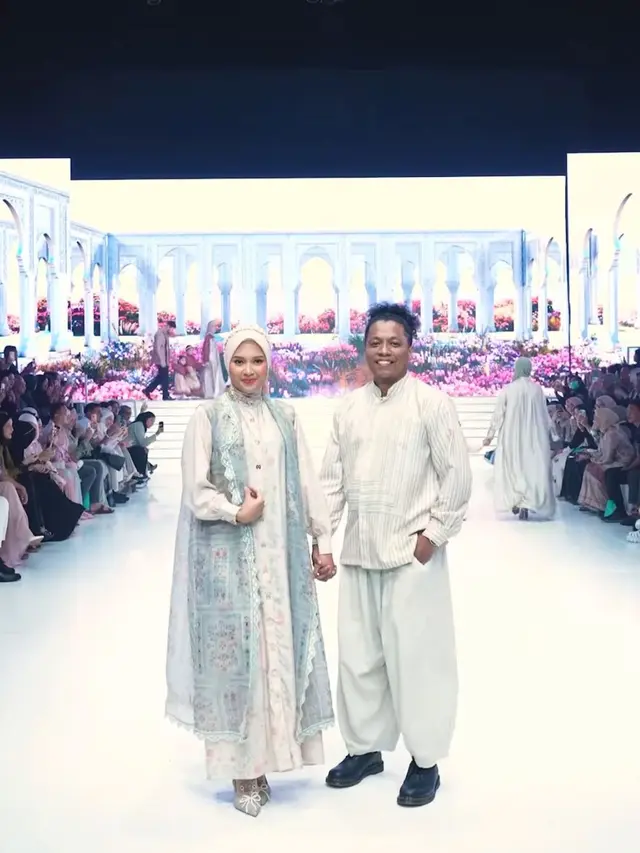 Begini momen Indah Permatasari dan Arie Kriting di fashion show. (credit:instagram.com/indahpermatas)