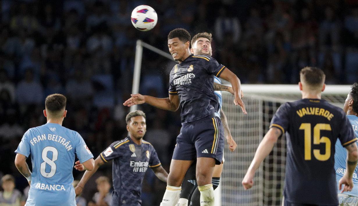 Pemain Real Madrid, Jude Bellingham, duel udara dengan pemain Celta Vigo pada laga Liga Spanyol di Stadion The Balaidos, Sabtu (26/8/2023). Madrid menang dengan skor tipis 1-0. (AP Photo/Lalo R. Villar)