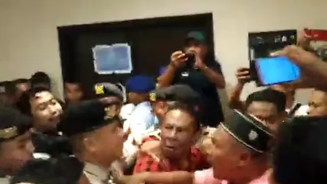 Insiden perampasan laptop di Kongres PAN Kendari, Senin (10/2/2020).(Liputan6.com/Ahmad Akbar Fua)