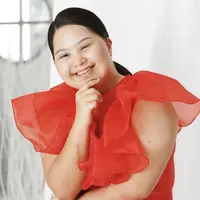 Namira Zania Siregar menjadi panutan masa kini. Di usia muda dengan keterbatasan yang dimilikinya, ia bisa sukses menjadi seorang model yang menginspirasi. [Foto: Instagram/ Namira Zania]