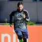 Lionel Messi melakukan pemanasan pada sesi latihan bersama timnas Argentina di Buenos Aires, Rabu (23/5). Argentina mempersiapkan diri menghadapi pertandingan persahabatan melawan Haiti pada 29 Mei menjelang Piala Dunia 2018. (AP/Victor R. Caivano)