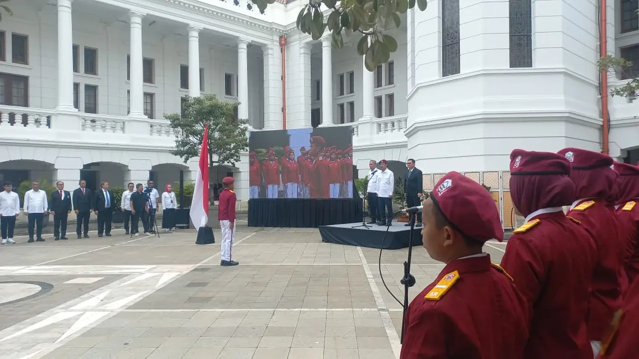 Siswa-siswi Sekolah Rakyat memperingati Hari Sumpah Pemuda ke-97 di Museum Bank Indonesia.