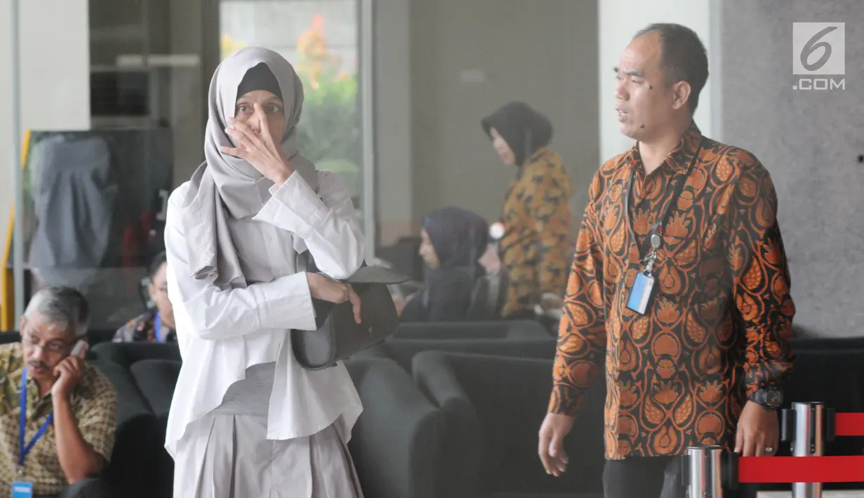 Ike Rahmawati adik kandung artis Inneke Koesherawati usai menjalani pemeriksaan oleh penyidik di gedung KPK, Jakarta, Rabu (8/8). Ike diperiksa sebagai saksi untuk tersangka Wahid Husein. (Merdeka.com/Dwi Narwoko)