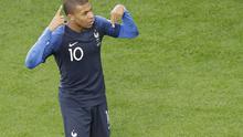 Selebrasi pemain timnas Prancis, Kylian Mbappe, mencetak gol ke gawang Peru pada laga kedua penyisihan Grup C Piala Dunia 2018. (AP Photo/Mark Baker)