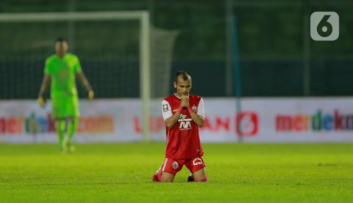 Gelandang Persija Jakarta, Riko Simanjuntak berdoa usai laga melawan Barito Putera pada laga perempat final Piala Menpora 2021 di Stadion Kanjuruhan, Malang, Sabtu (10/4/2021). Persija Jakarta menang dengan skor 1-0. (Bola.com/Arief Bagus)