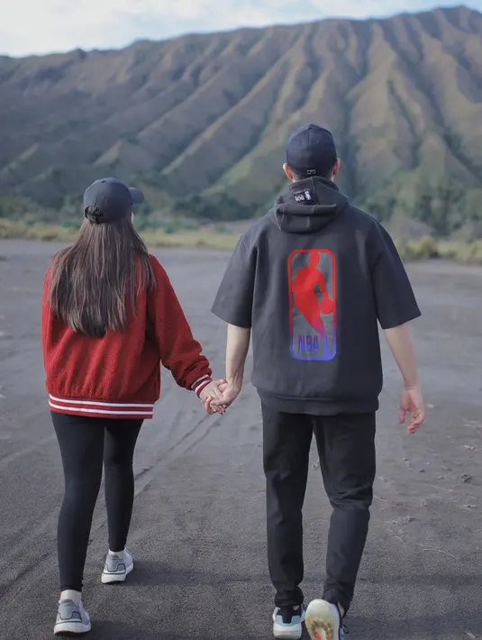 Berlatar belakang gunung Bromo yang indah, kebersamaan mereka semakin romantis saat Fero menggandeng Steffi. Meski wajah tak menghadap kamera, kebahagiaan begitu terasa saat Steffi dan Fero berlibur bersama. (Liputan6.com/IG/@steffizamoraaa)
