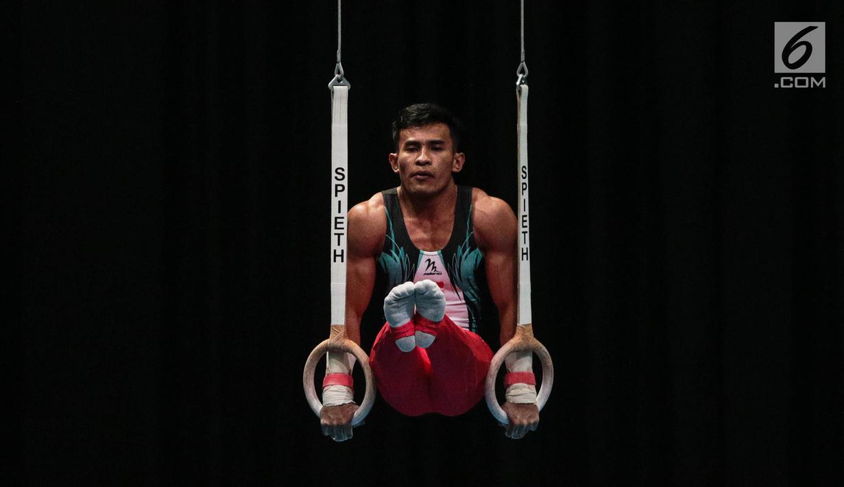 Atlet timnas Indonesia Dwi Samsul Arifin cabang olahraga senam artistik putra saat beraksi dalam Sea Games 2017 di Mitec, Kuala Lumpur, Malaysia, Selasa (22/8). Dwi berhasil mendapatkan medali perunggu dengan skor 13.100. (Liputan6.com/Faizal Fanani)