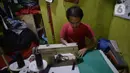 Mustaqim (29), perajin tas menyelesaikan pesanan tas jinjing di Parakan, Pamulang, Tangerang Selatan, Banten, Selasa (30/9/2020). Pemerintah berharap UMKM bisa menjadi tulang punggung dan andalan untuk menggerakkan ekonomi domestik di tengah pandemi Covid-19. (merdeka.com/Dwi Narwoko)