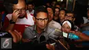 Sandiaga Uno memberikan keterangan pers usai rapat di rumah Boy Sadikin, Jakarta, Rabu (28/9). Anies-Sandiaga meminta masukan dari sejumlah pemimpin redaksi tentang perkembangan politik sepekan terakhir. (Liputan6.com/Gempur M Surya)