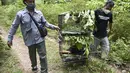 Petugas Badan pelestarian alam Indonesia (BKSDA) membawa owa hitam di dalam kandang sebelum dilepasliarkan ke alam liar di hutan Jantho, provinsi Aceh (26/8/2021). (AFP/Chaideer Mahyuddin)