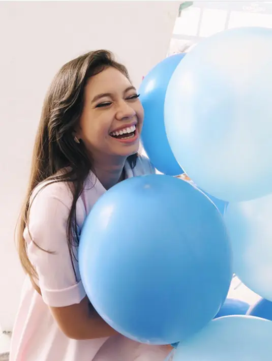 "Kesepian, sempet sih, kan adek aku pacaran ya, saking kesepiannya nonton sendiri, ke resto sendiri. Tapi aku masih nyaman sendiri sih," ujar pemeran sinetron Cinta Yang Tertukar itu. (Instagram/yukikt)