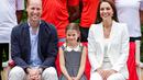 <p>Putri Charlotte bersama orang tuanya Pangeran William dan Kate Middleton berfoto selama kunjungan ke SportsAid House pada hari kelima Commonwealth Games di Birmingham, tengah Inggris (2/8/2022). Putri Charlotte, yang mengenakan gaun Rachel Riley seharga &pound;44, tampak senang menghadiri kontes tersebut, menunjuk dengan liar kepada orang tuanya saat mereka duduk di tribun. (AFP/Pool/Chris Jackson)</p>