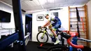 Yoann Offredo dari Wanty-Gobert Cycling Team berlatih di garasi rumahnya di Monthlery, selatan Paris, 3 April 2020. Pengendara sepeda profesional ini tetap berlatih selama karantina wilayah atau lockdown untuk mencegah penyebaran virus corona COVID-19 di Prancis. (Photo by FRANCK FIFE/AFP)