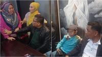 Momen Shelvie Hana histeris saat datangi jumpa pers Daus Mini, minta ketemu anak. (Sumber: Liputan6.com/M. Altaf Jauhar)