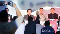 Menpora, Imam Nahrawi (tengah) bersama Presiden Direktur, Azrul Ananda (kanan) memberikan sambutan pada perayaan satu Dekade Honda DBL 2017 di Thamrin Nine, UOB Plaza, Jakarta, (7/3/2017). (Bola.com/Nicklas Hanotubun)