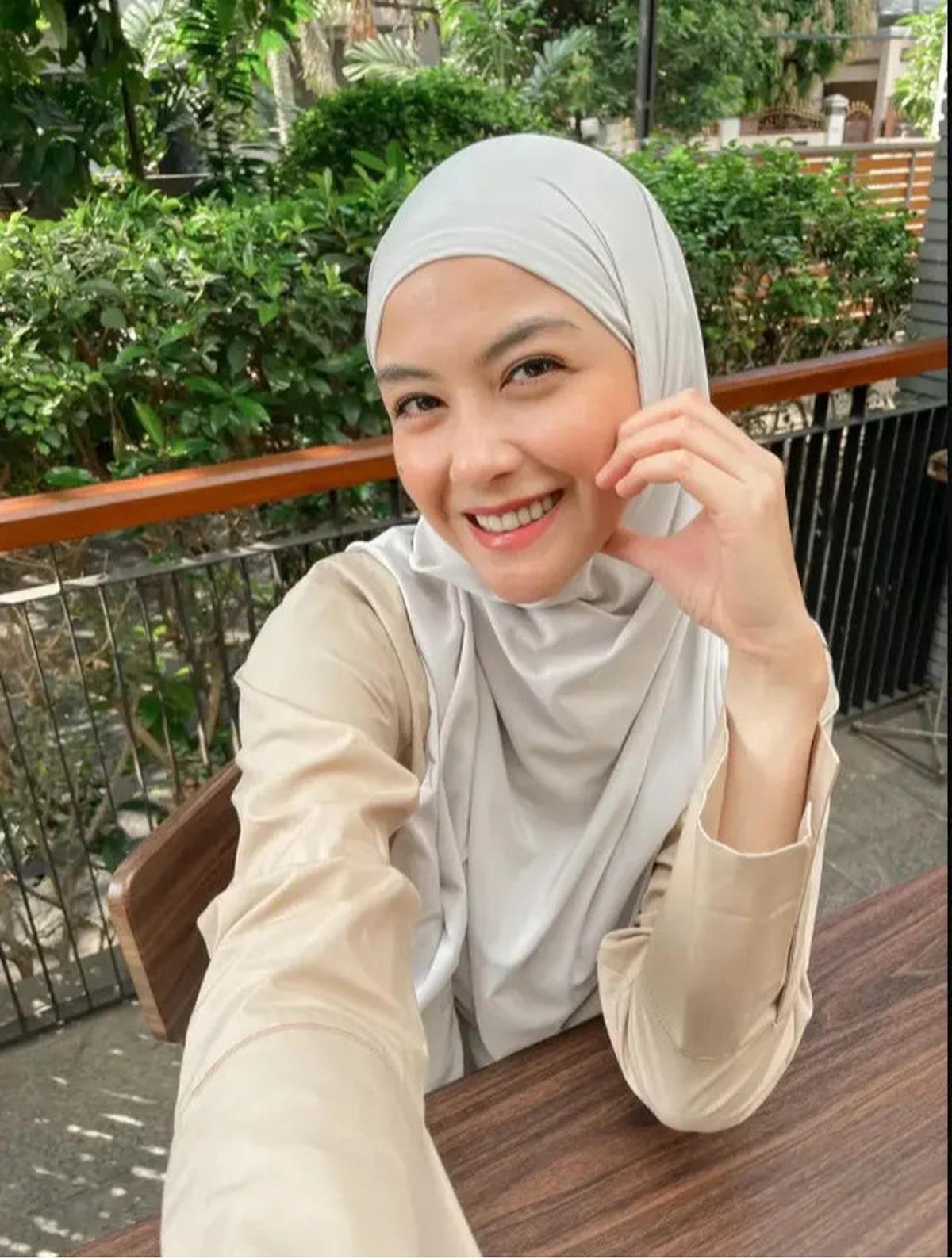 9 Inspirasi Hijaber Modern 40 Tahun Revalina S Temat, Effortless tapi Elegan