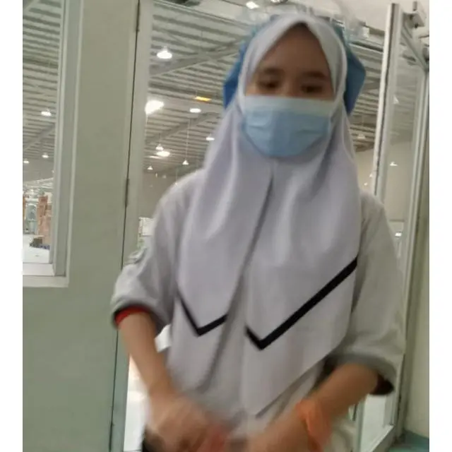 Bekerja di Sebuah Pabrik