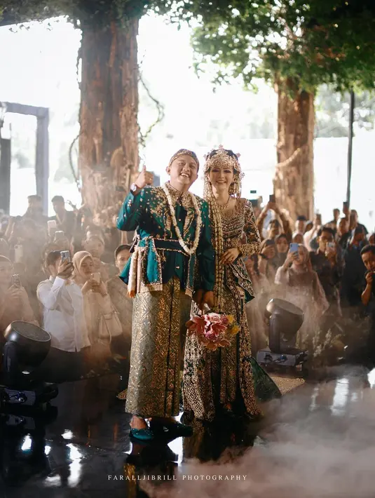 Digelar dua sesi, pada sesi pertama mereka tampil kompak mengenakan pakaian adat. [Instagram/faralljibrill_official]