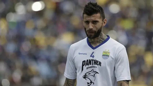 Bek Persib Bandung, Bojan Malisic, bersiap saat akan melawan TIRA Persikabo pada laga Piala Presiden 2019. (Bola.com/Yoppy Renato)