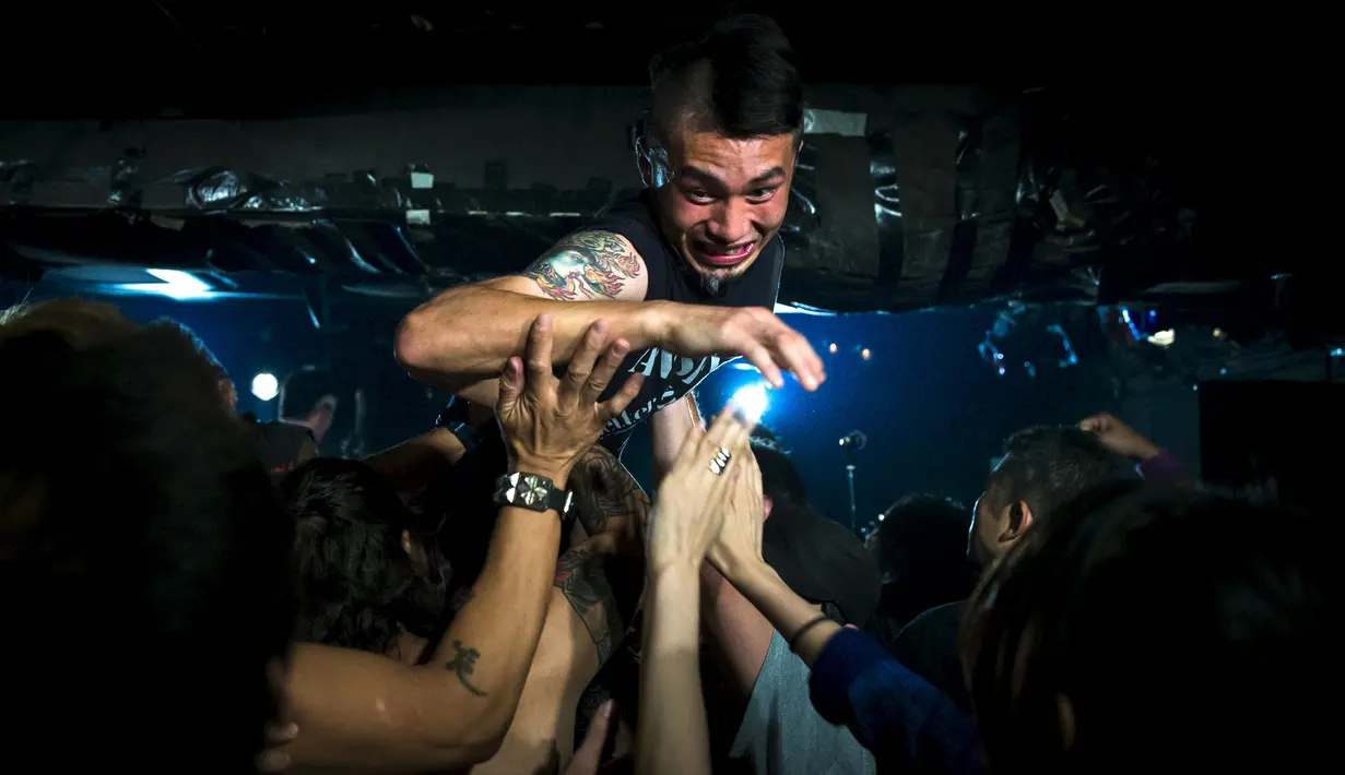 Aksi seorang pria melompat ke arah penonton saat konser band punk rock Forward di Earthdom, Tokyo, 23 Agustus 2015. (REUTERS/Thomas Peter)