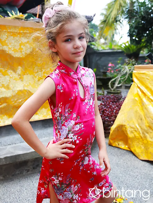 Gadis kelahiran New York, 18 Januari 2009 ini begitu mudah dikenali di Indonesia. Spontan begitu dikenali oleh pengunjung tempat wisata lain di Bali, Isabella akan menjadi sasaran foto bareng penggemarnya. (Deki Prayoga/Bintang.com)
