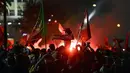 Di pusat kota Lisbon, Portugis, Senin (21/4/2014), suporter Benfica berkumpul dan merayakan gelar LIga Portugal ke-33 buat tim berjuluk The Eagles. (AFP PHOTO/PATRICIA DE MELO MOREIRA)