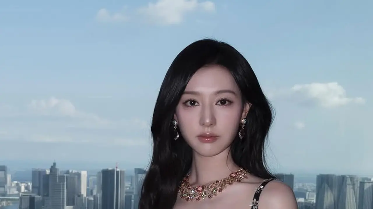 Kim Ji Won saat Hadir BVLGARI Kaleidos di Tokyo dengan tampilan yang mewah. [@geewonii]