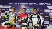 Sulthan Hunafa (tengah) sukses menjadi juara di Yamaha Sunday Race seri 2 (Liputan6.com/Defri Saefullah)