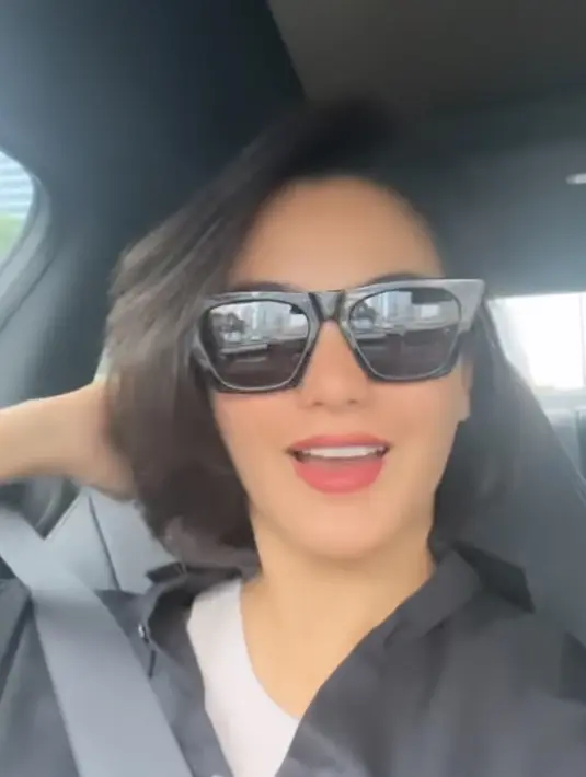 <p>Potongan pendek model bobnya pun memiliki poni samping yang memerlihatkan jidatnya. @ririnekawati</p>