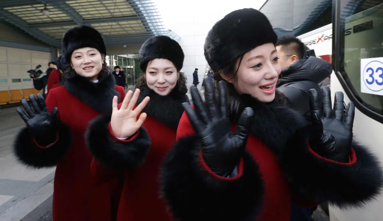 Tim pemandu sorak Korea Utara menyapa awak media saat tiba kantor transit Korea di dekat Zona Demiliterisasi di Paju, Korea Selatan, (7/2). (AP Photo/Ahn Young-joon. Pool)