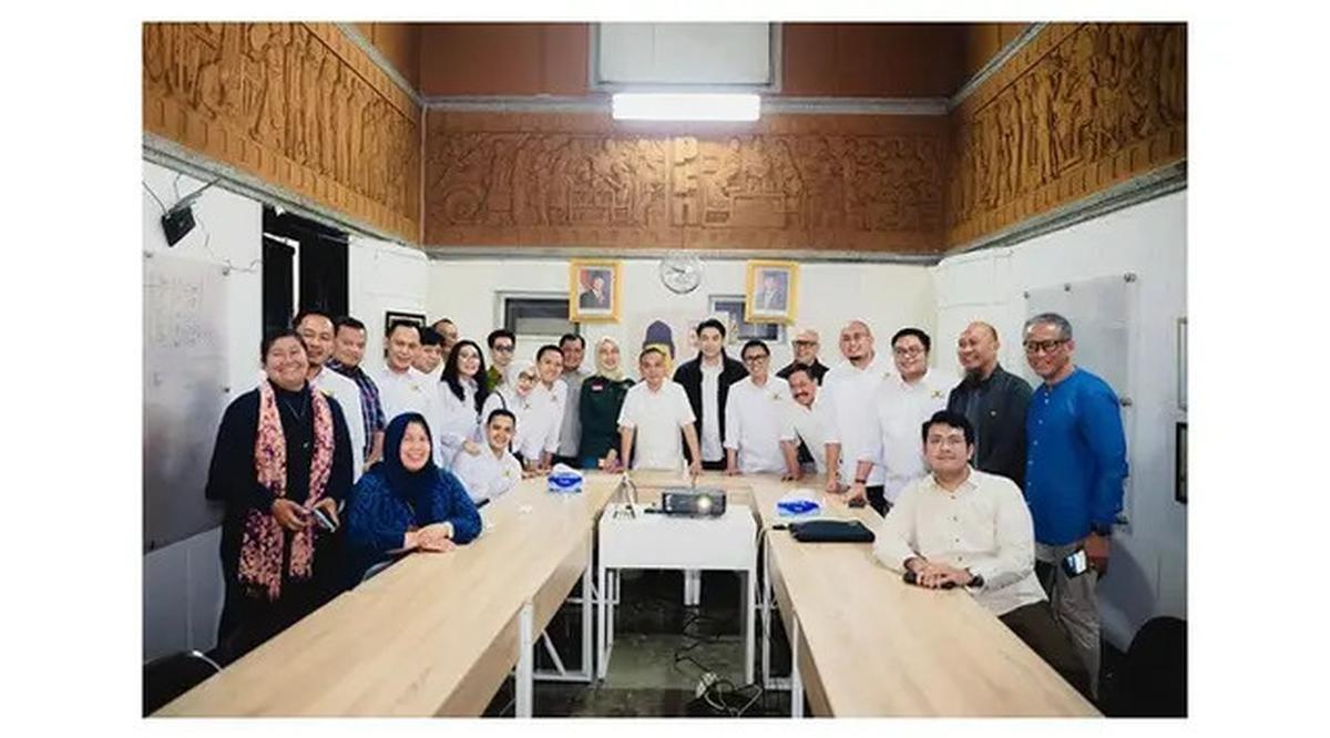 6 Potret Ifan Seventeen Didatangi Komisi VI DPR di Kantor PFN, Inspeksi Mendadak