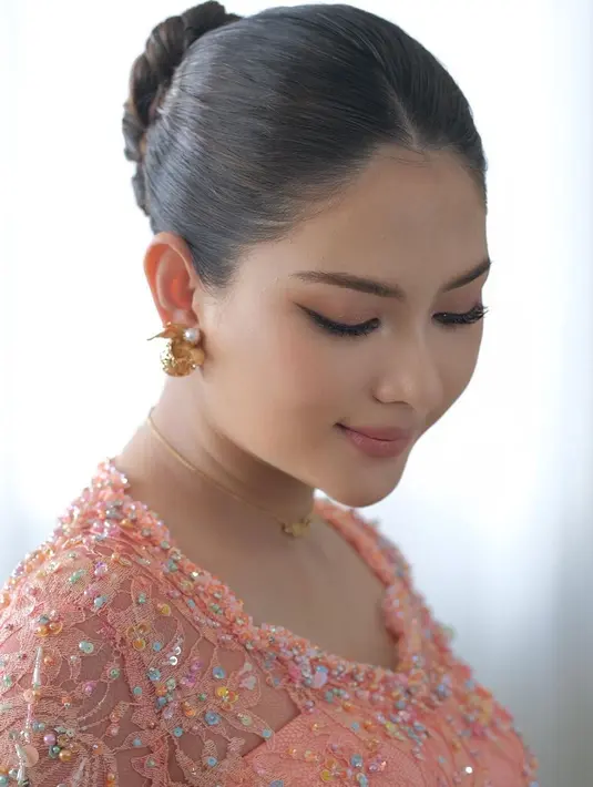 Ini adalah detail makeup Jessica Mila. Wajah sahabat Enzy Storia ini dipoles oleh MUA ternama Franky Wu. Konsep makeup natural Jessica Mila di acara Mambosuri ini semakin pancarkan pesonanya. Makeup soft galm bernuansa kecokelatan ini senada dengan kebaya yang dikenakan Mila. Tak sedikit netizen yang pangling melihat penampilan Jessica Mila ketika jalani ritual adat ini. (Liputan6.com/IG/@picaleva)