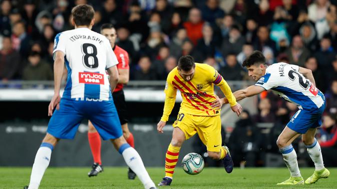 Penyerang Barcelona, Lionel Messi berlari membawa bola melewati pemain Espanyol, Marc Roca pada pekan ke-19 La Liga di RCDE Stadium, Sabtu (4/1/2020). Hampir saja menang, Barcelona harus puas menerima hasil imbang 2-2 atas Espanyol. (AP/Joan Monfort)